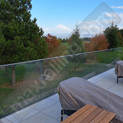 Стъклен парапет с алуминиев профил